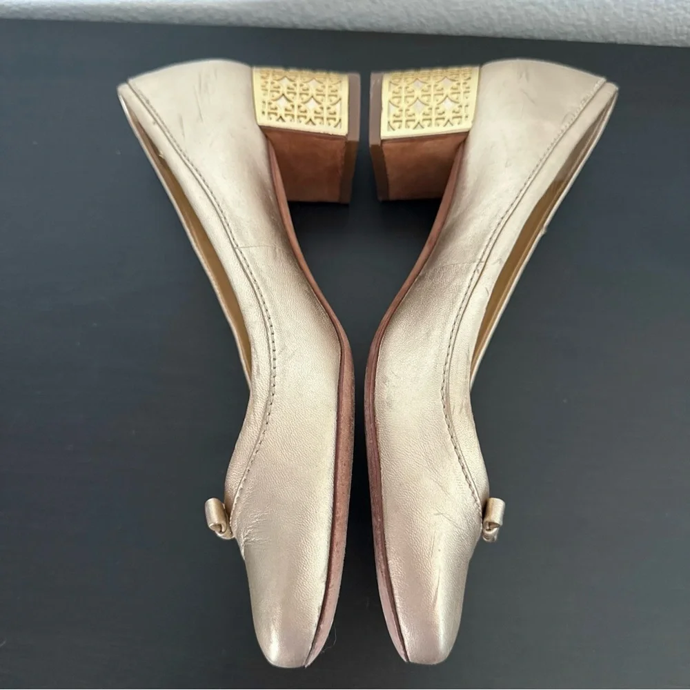 TORY BURCH Gold Logo Block Heel Round Toe Bow Leather Pumps
